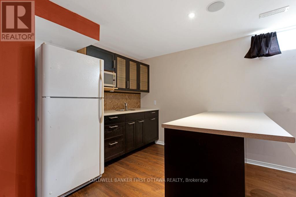 5525 Pettapiece Crescent