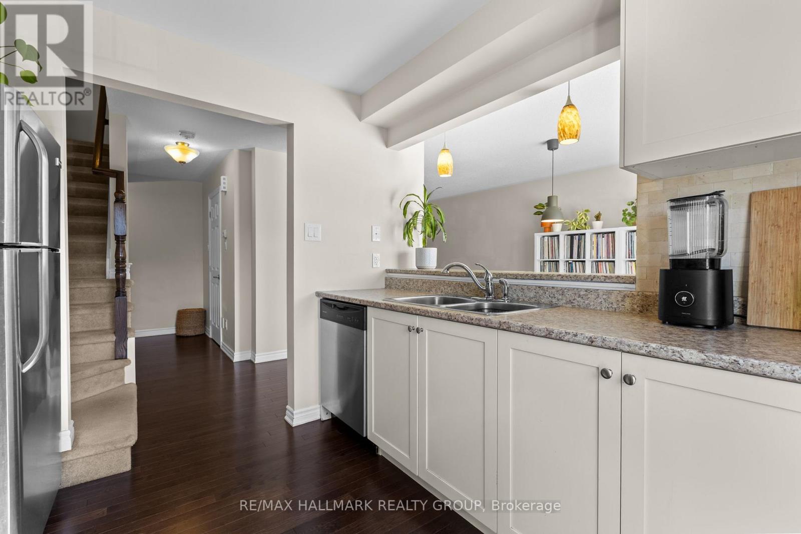 469 Meadowhawk Crescent