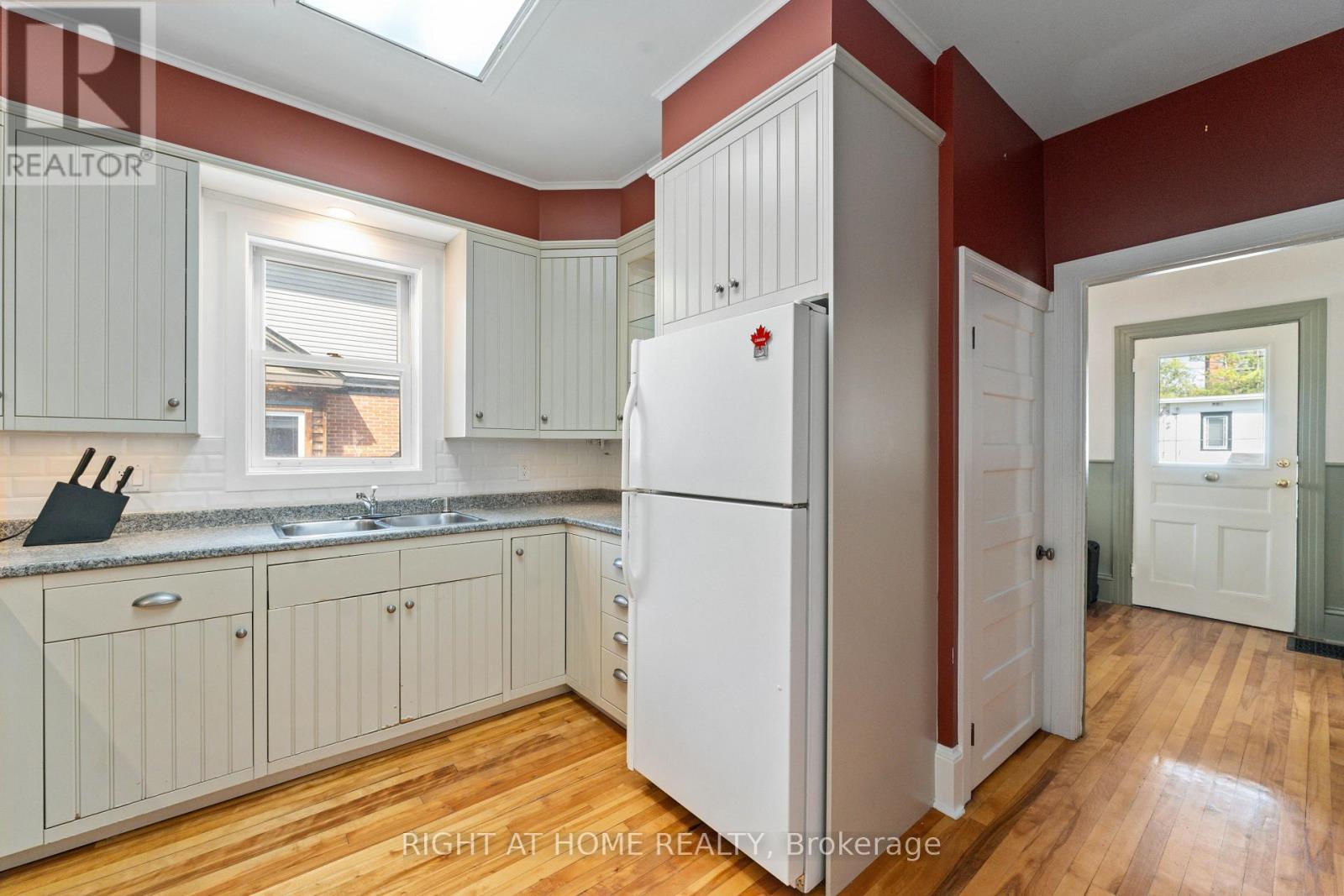 284 Churchill Avenue N