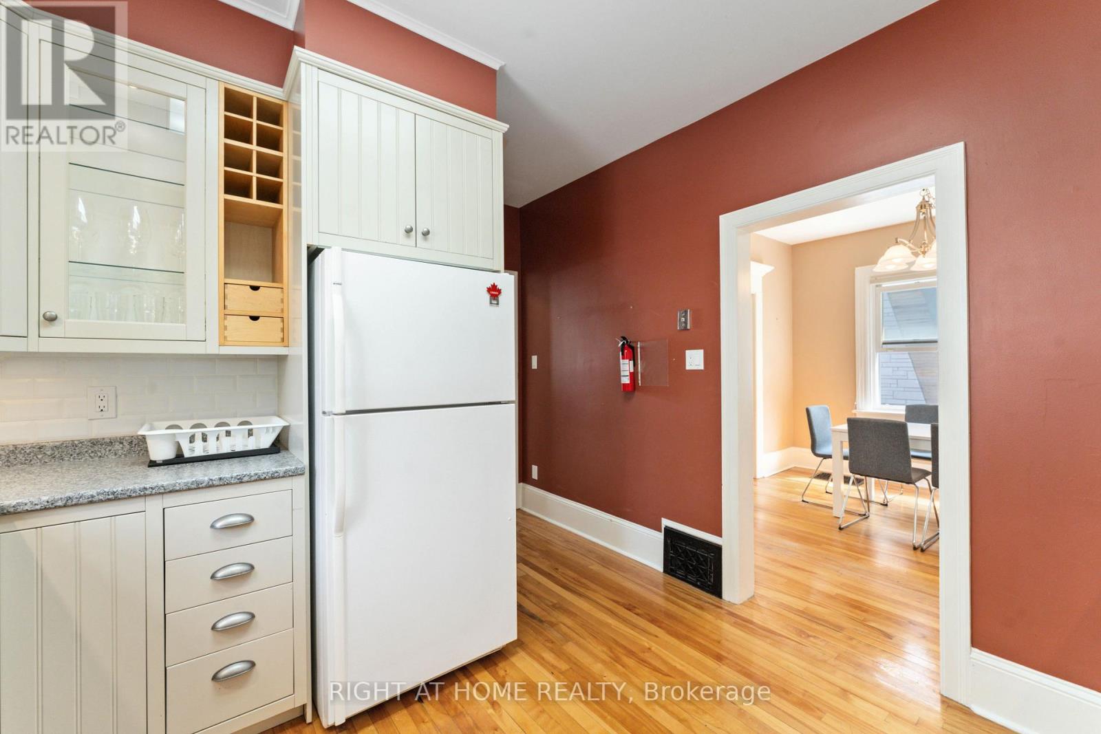 284 Churchill Avenue N