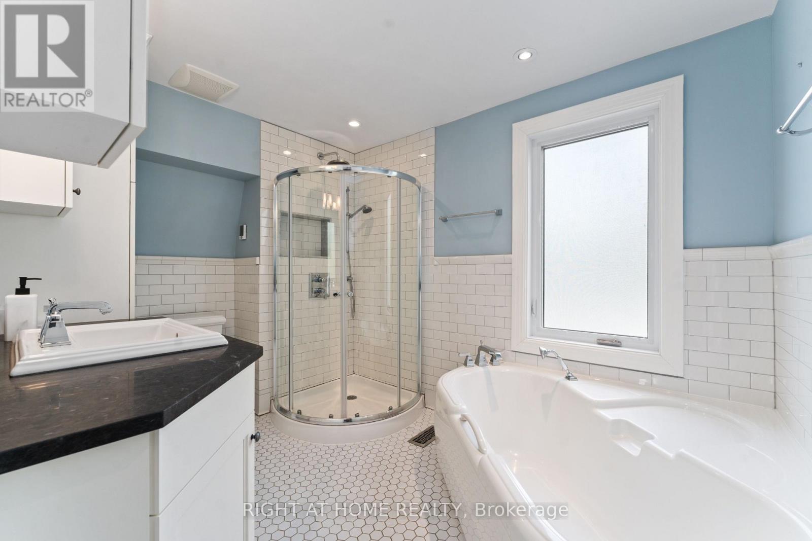 284 Churchill Avenue N