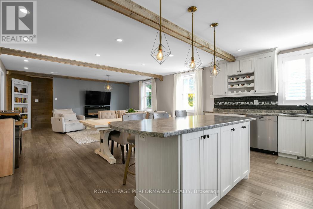 5583 Manotick Main Street