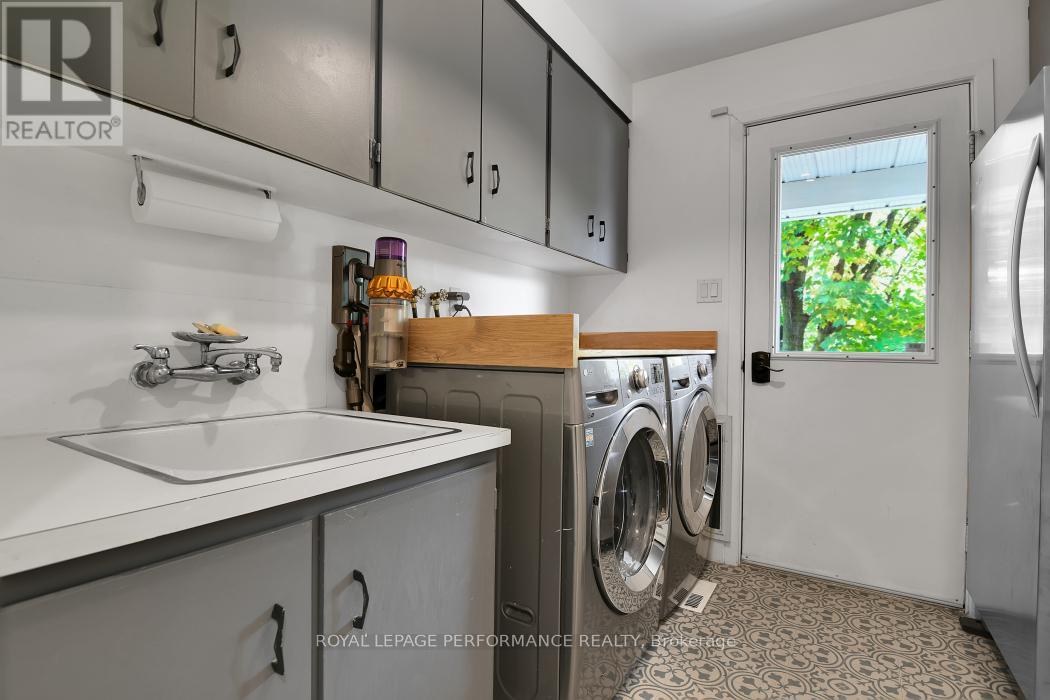 5583 Manotick Main Street