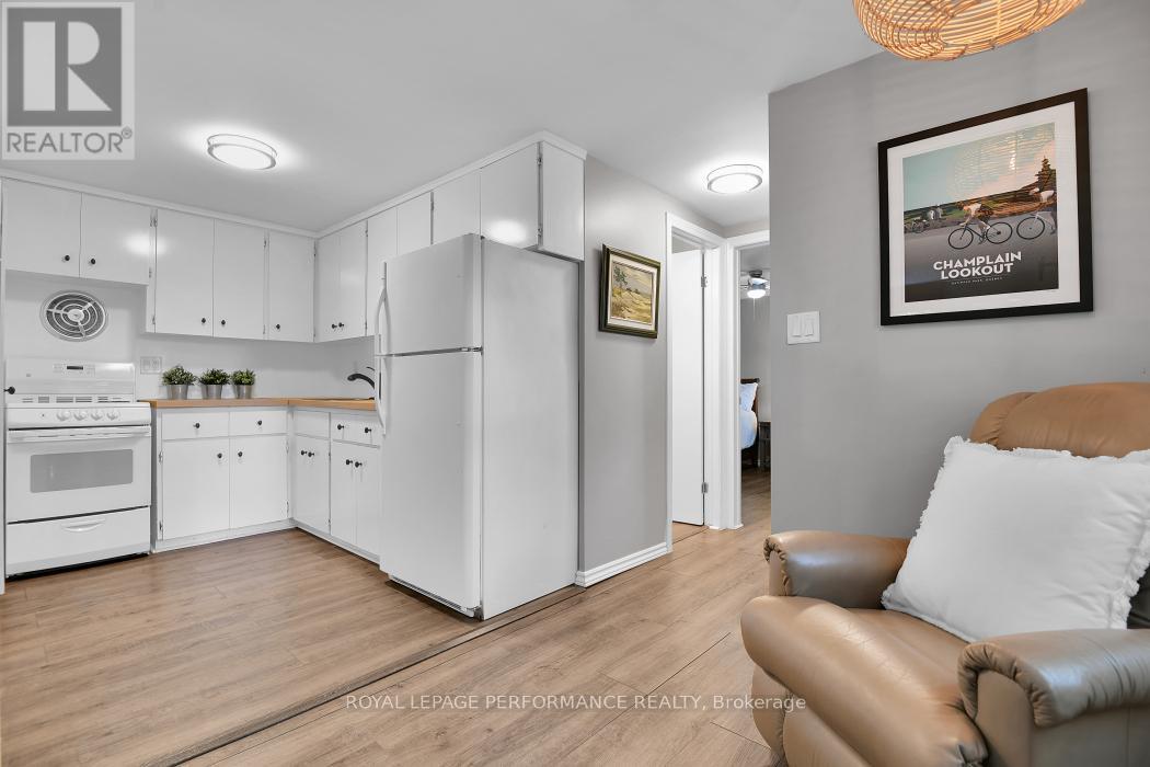 5583 Manotick Main Street