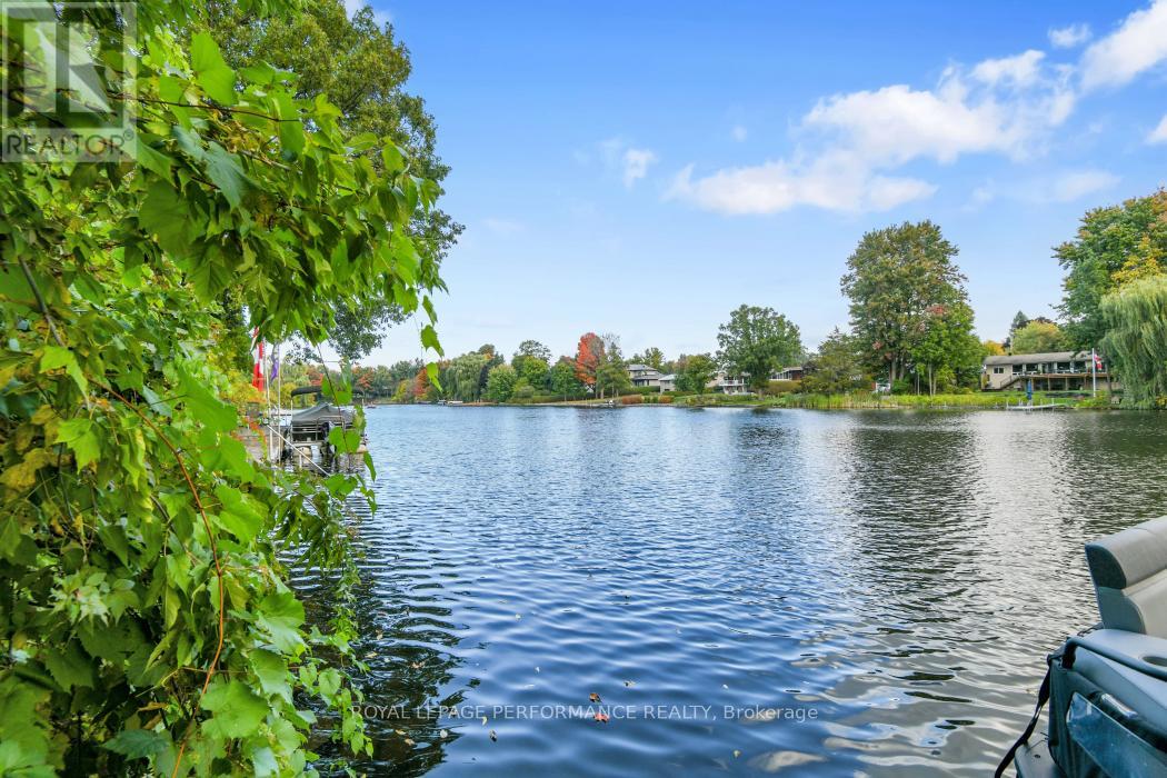 5583 Manotick Main Street