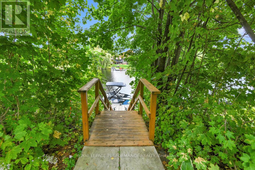 5583 Manotick Main Street