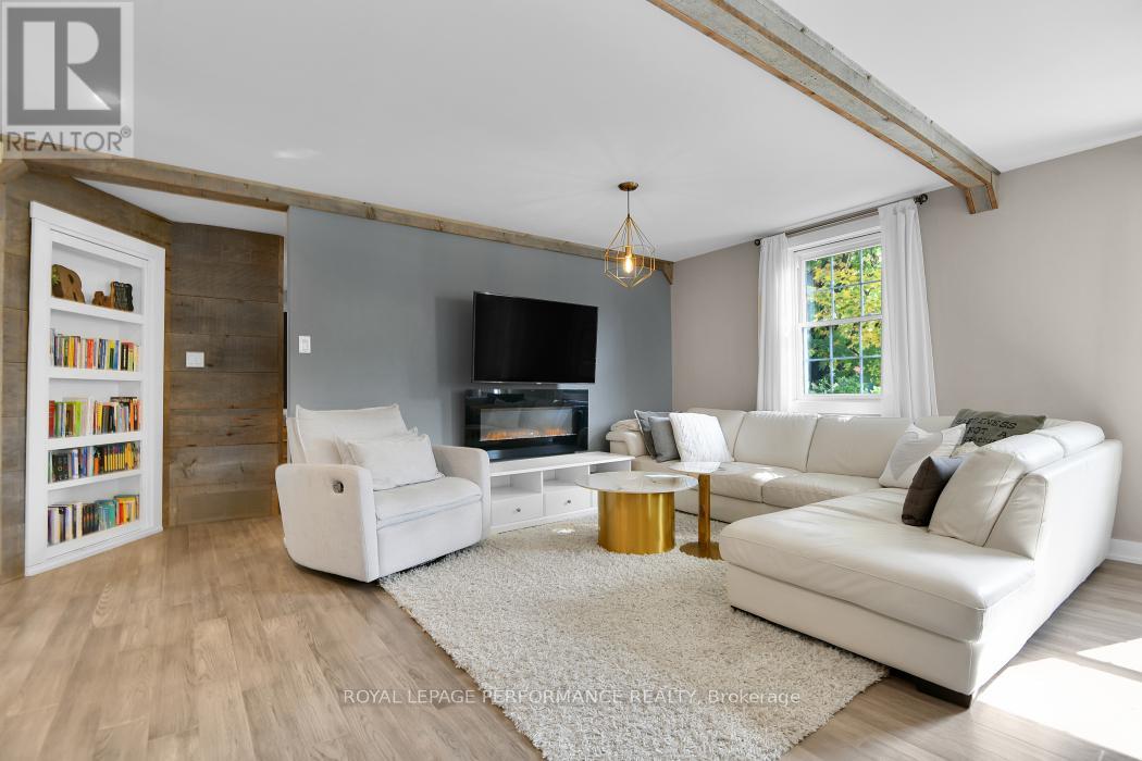 5583 Manotick Main Street