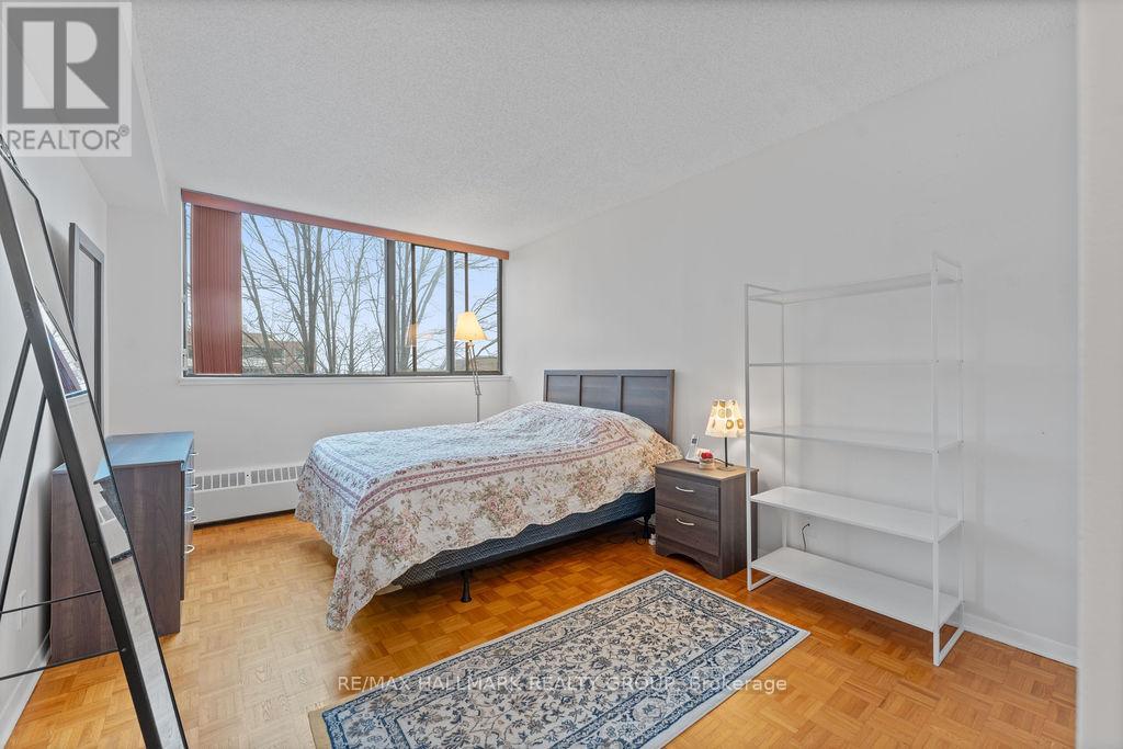 350 - 505 St Laurent Boulevard