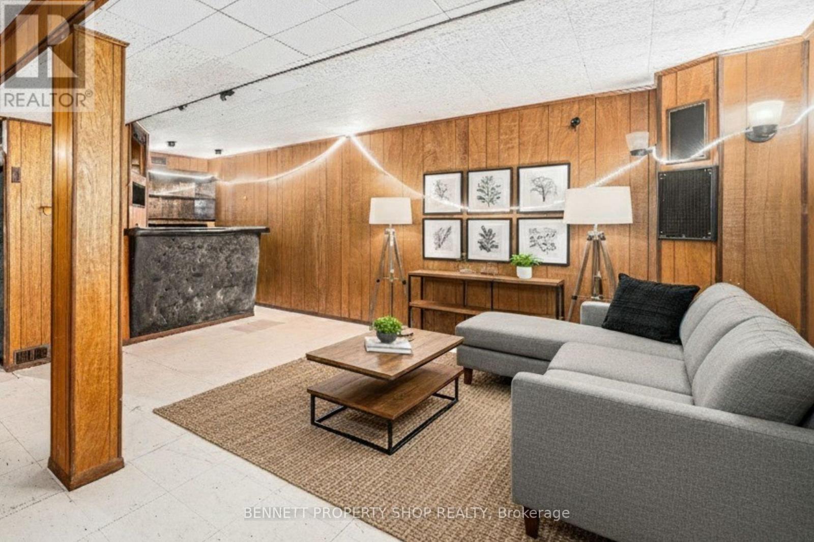 909 Greenbriar Avenue