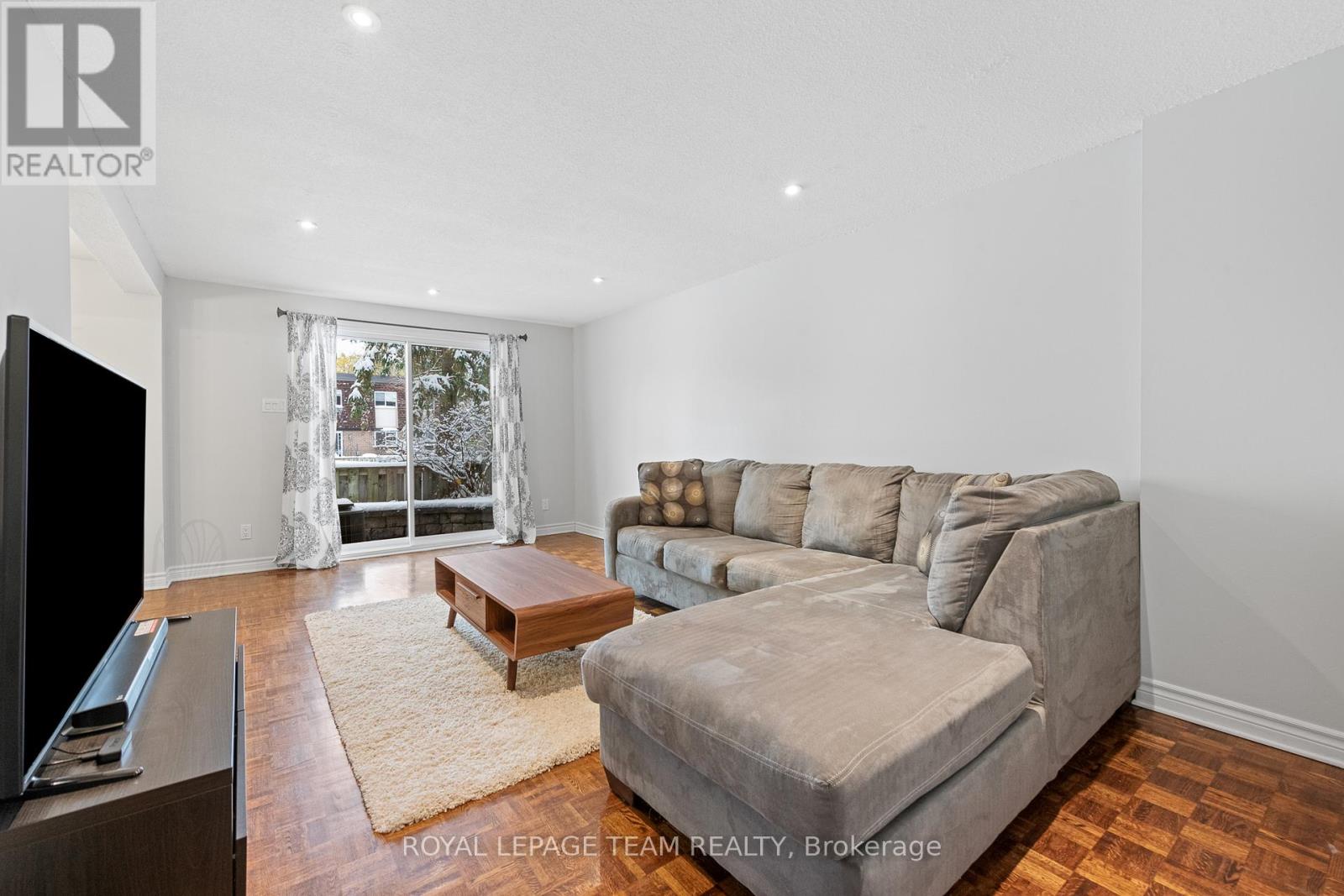 54 - 227 Ridgepark Private