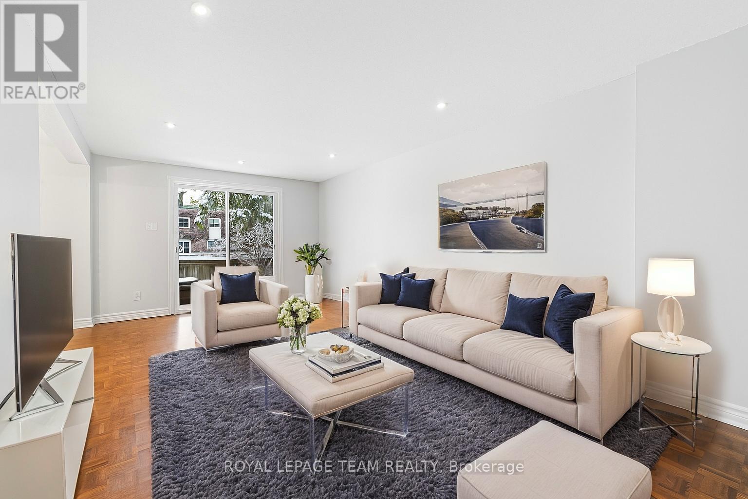 54 - 227 Ridgepark Private