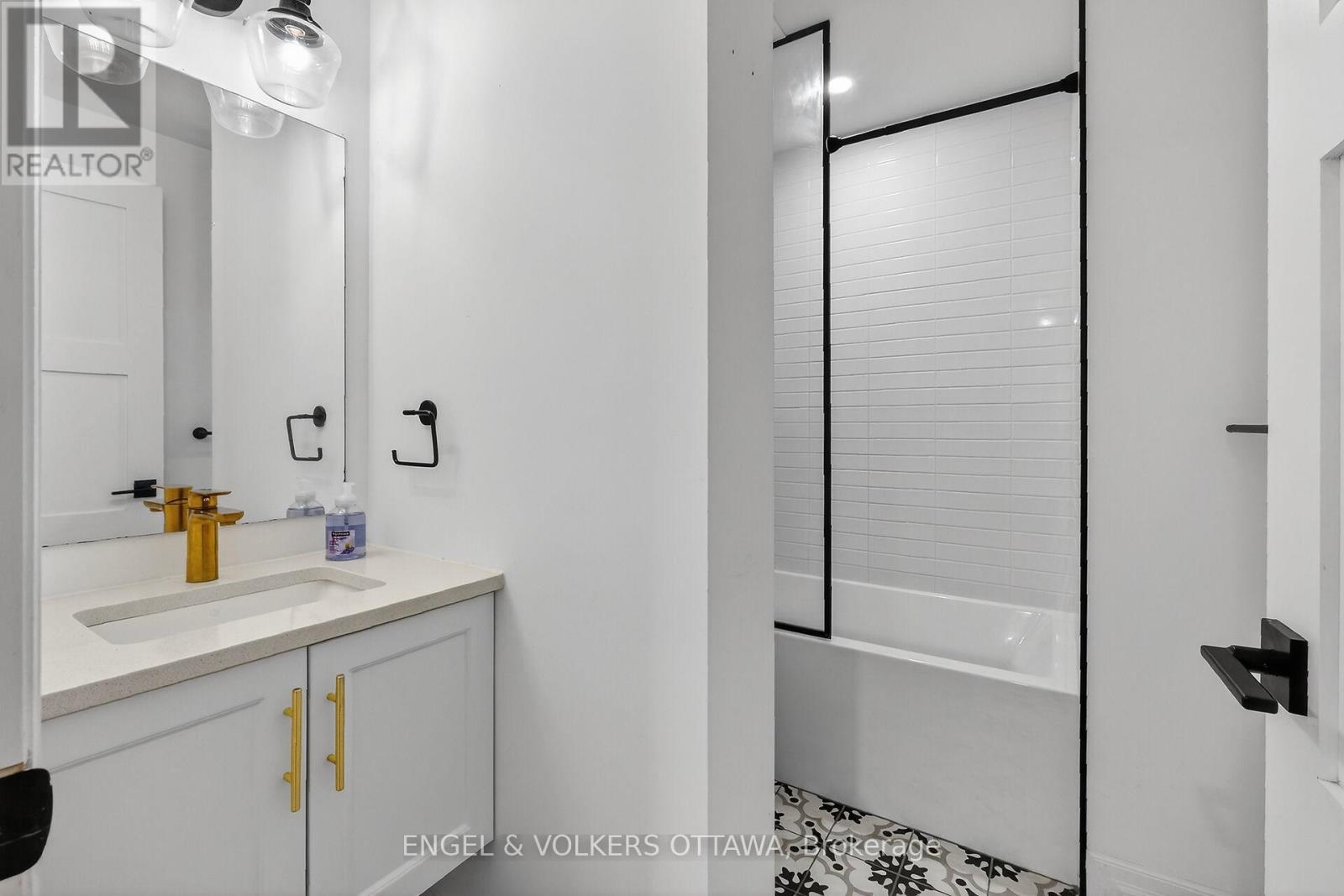 105 - 101 Pinhey Street