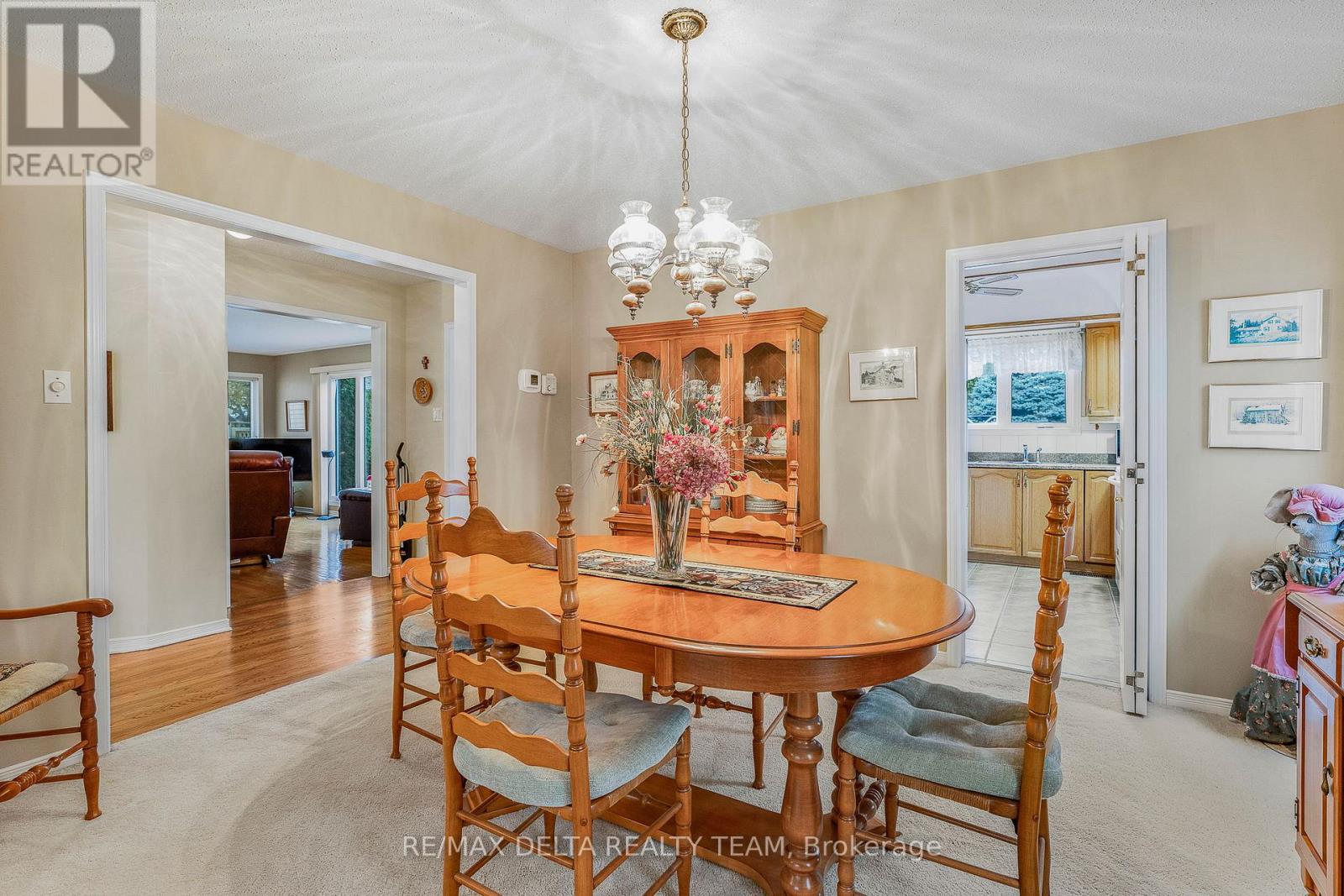 745 Hauteview Crescent