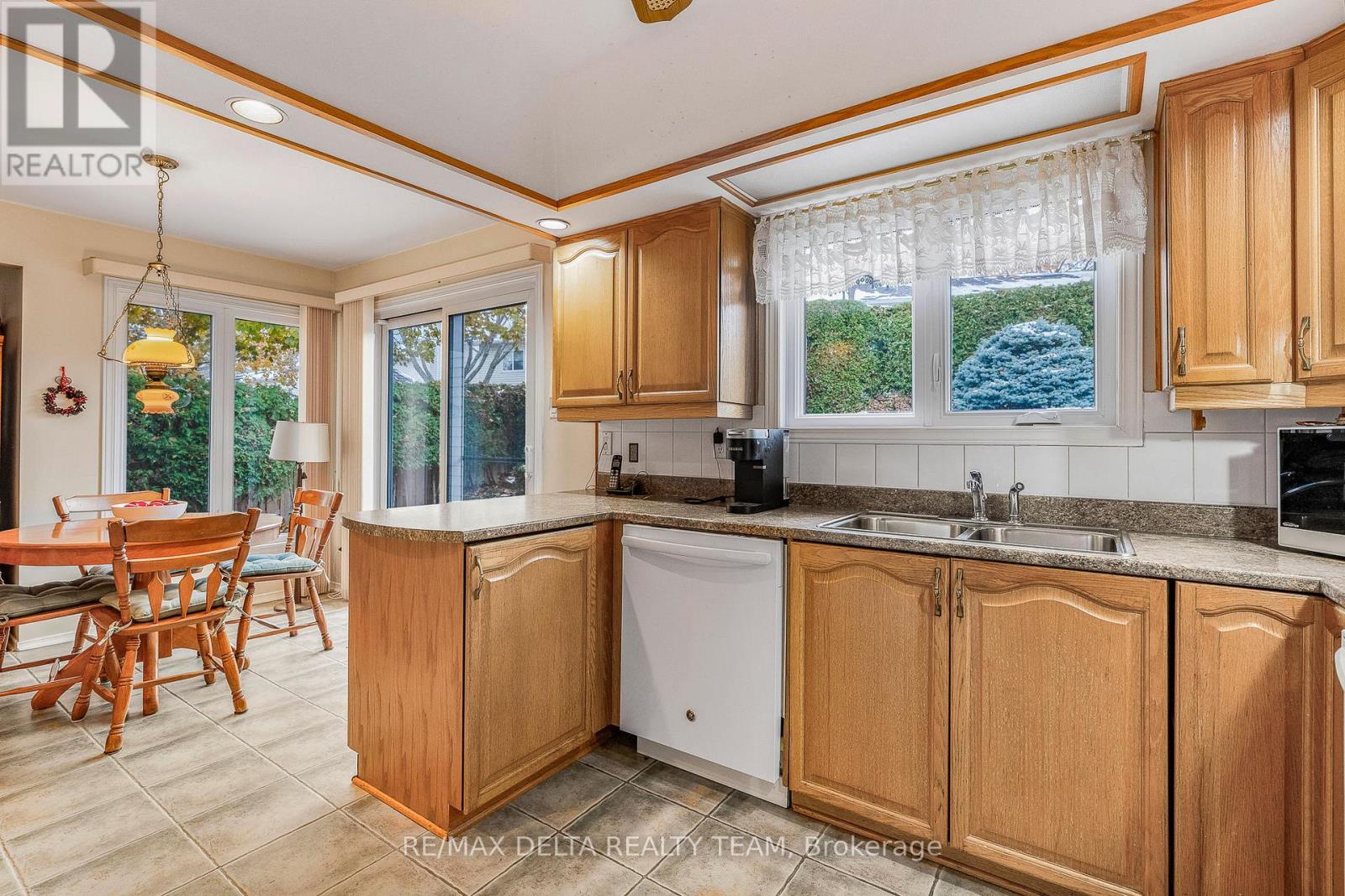 745 Hauteview Crescent