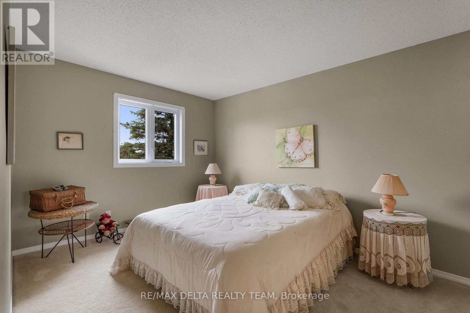 745 Hauteview Crescent