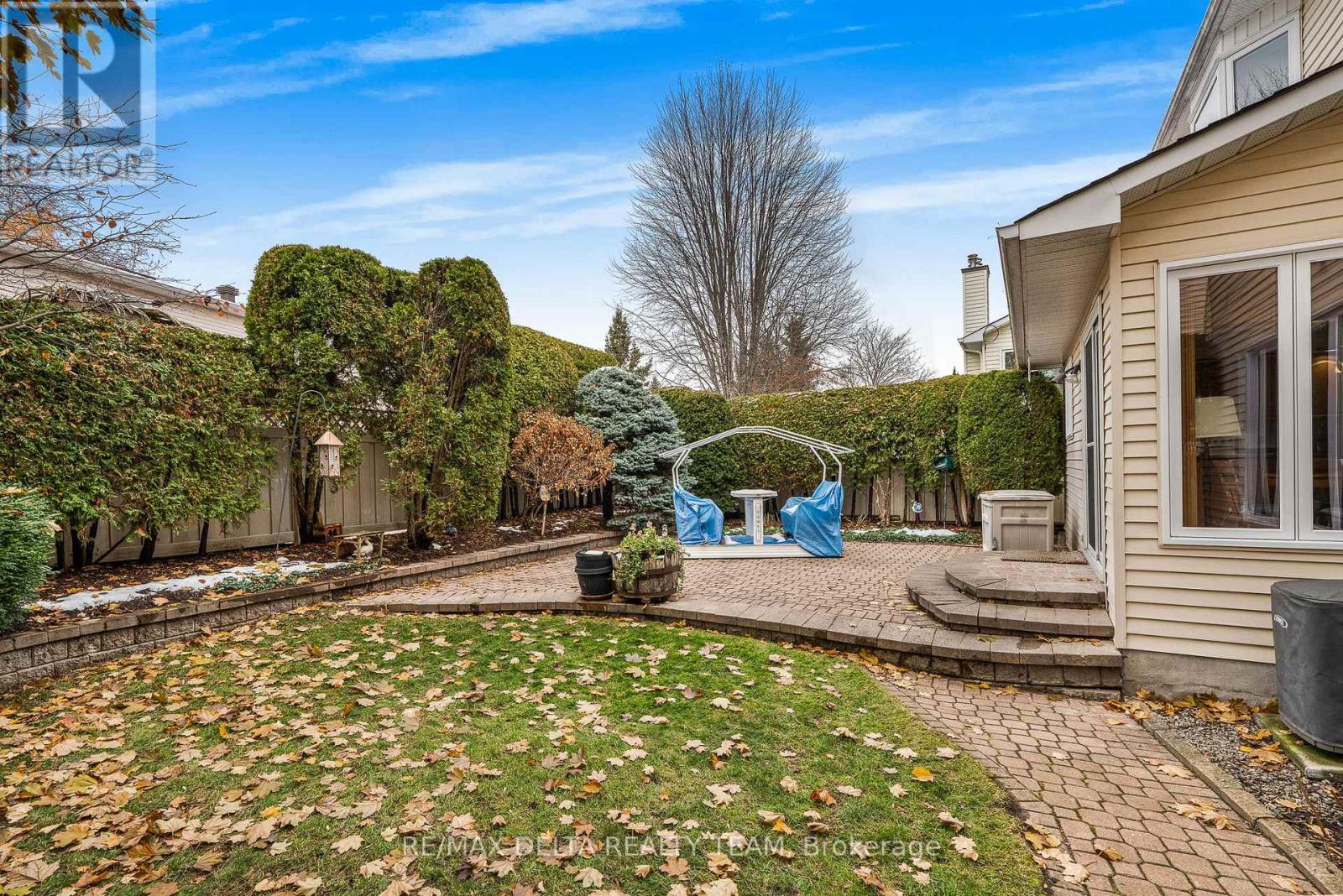 745 Hauteview Crescent