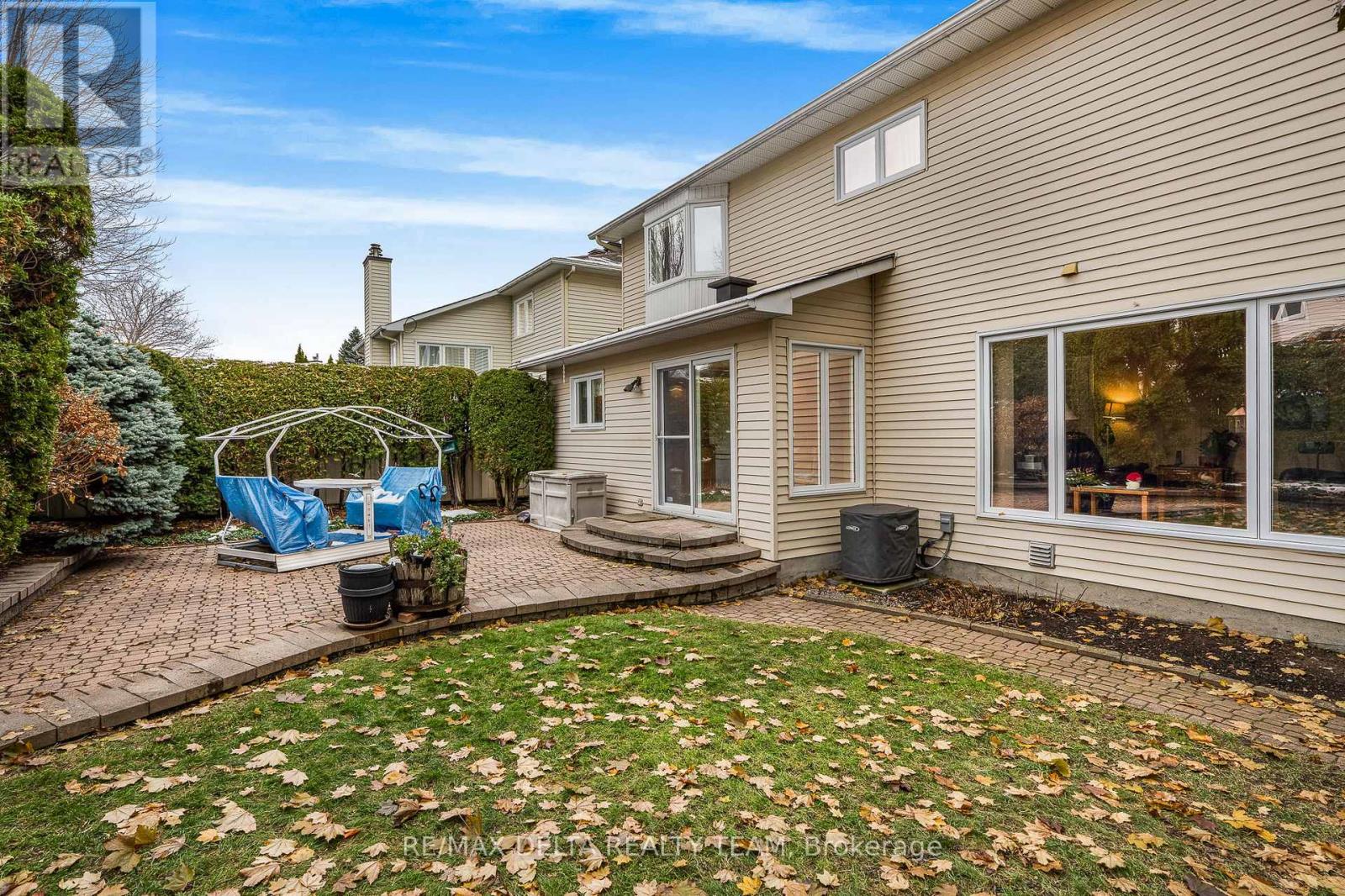 745 Hauteview Crescent