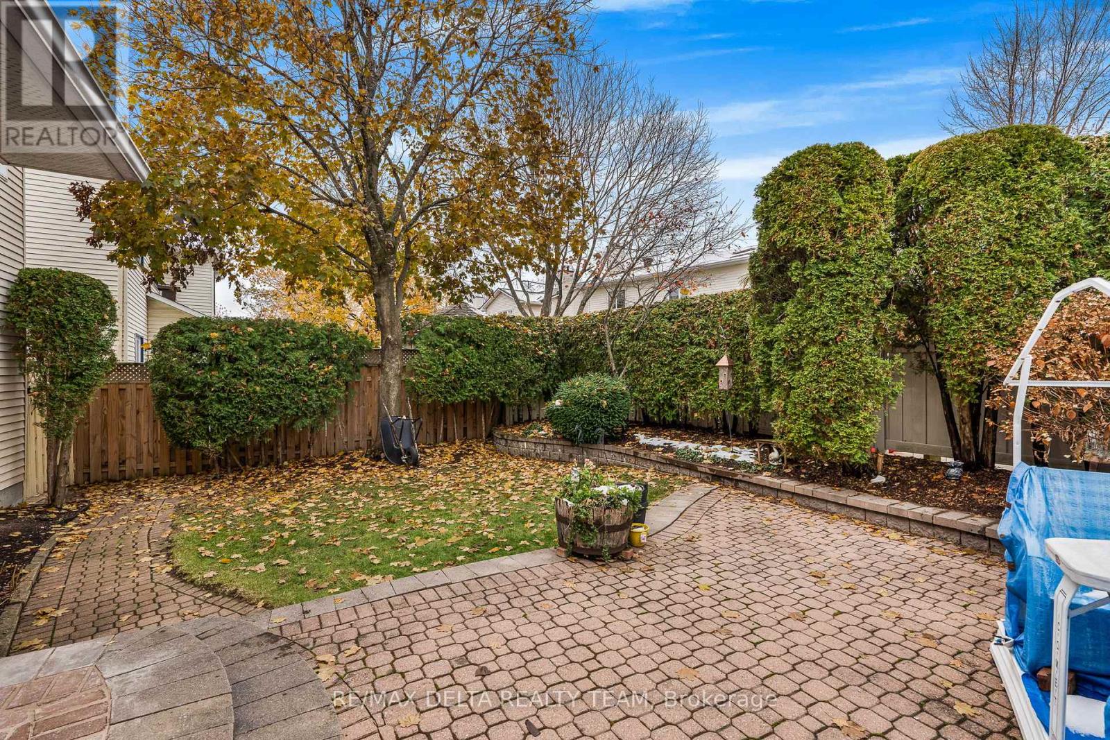 745 Hauteview Crescent