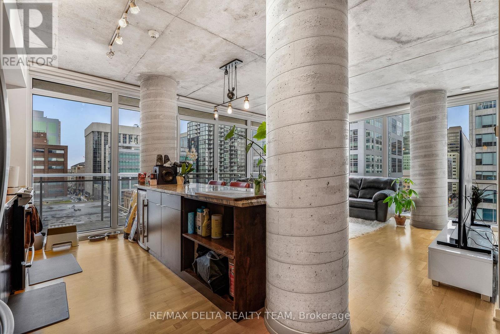 809 - 324 Laurier Avenue W