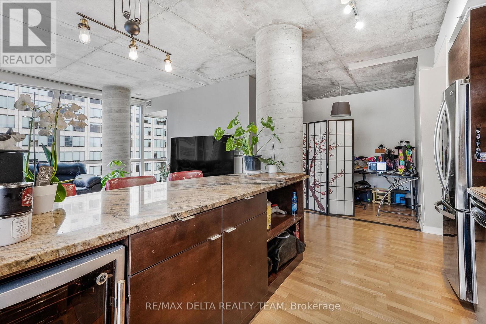 809 - 324 Laurier Avenue W