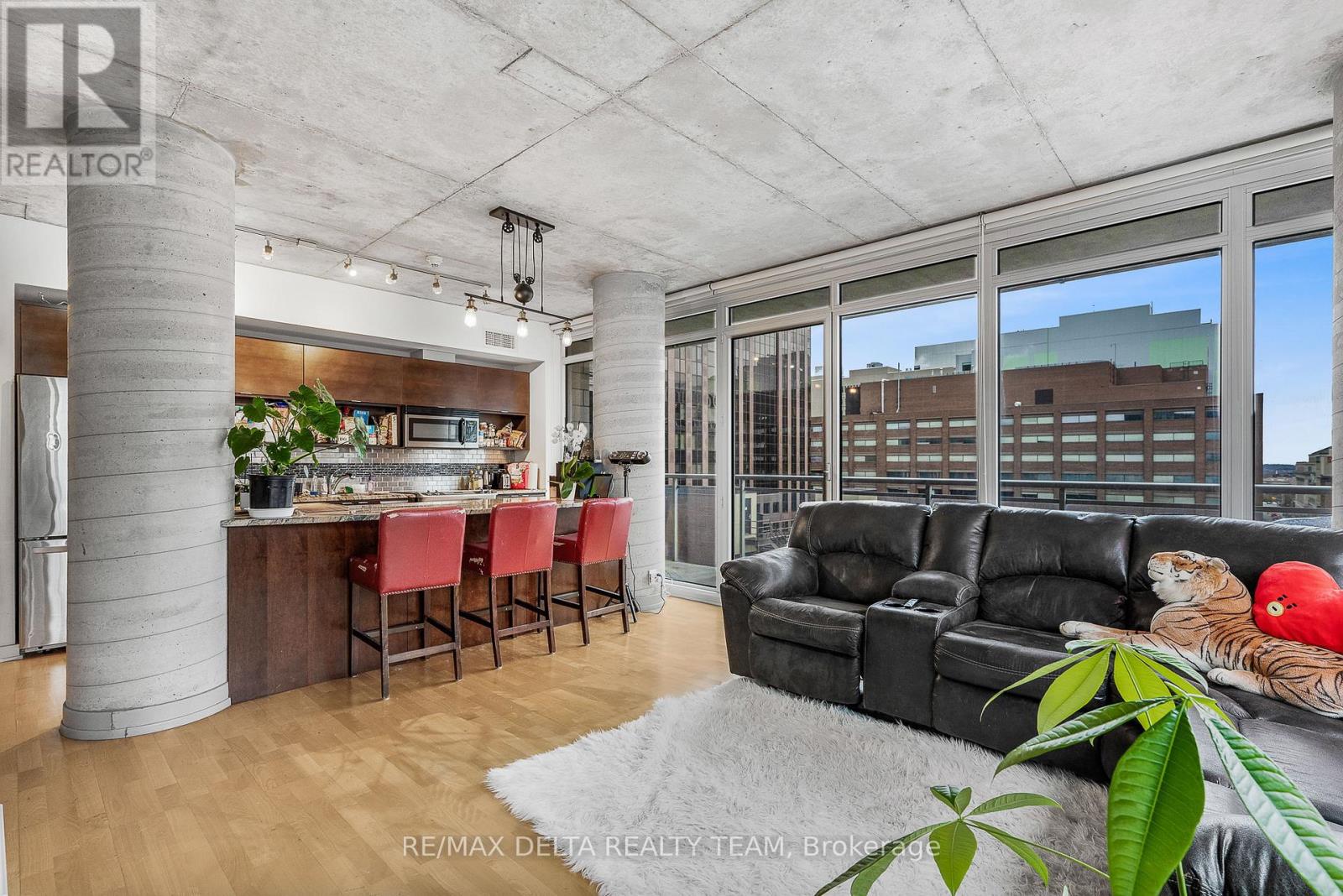 809 - 324 Laurier Avenue W