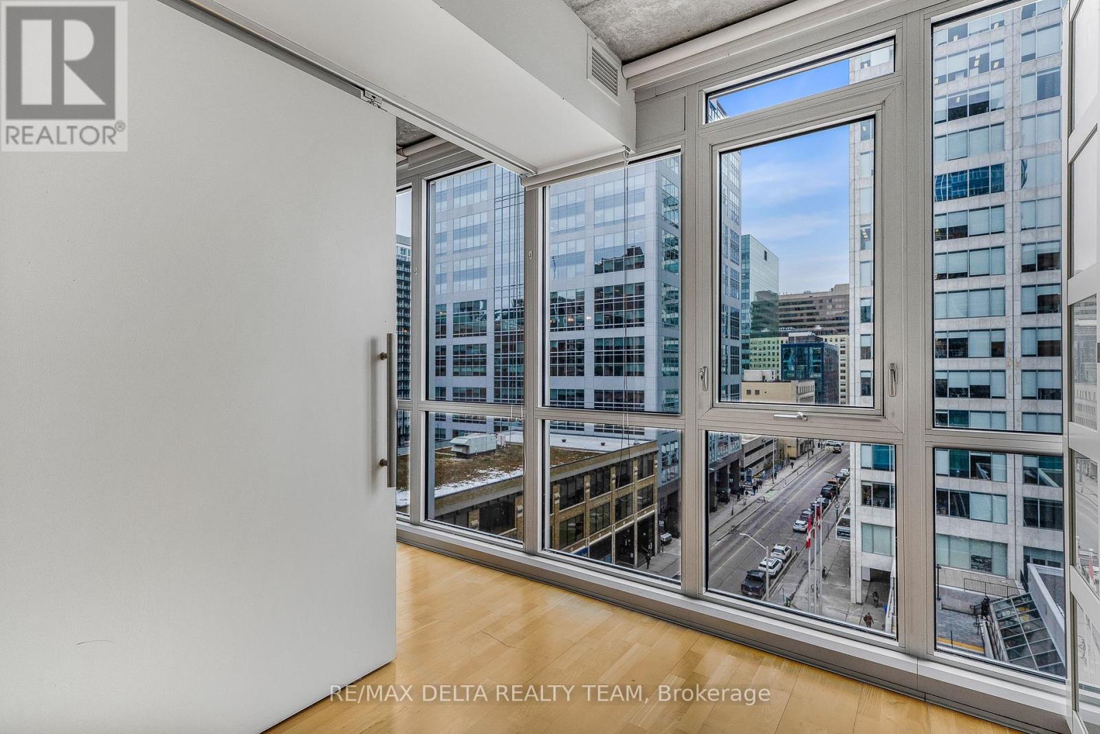 809 - 324 Laurier Avenue W