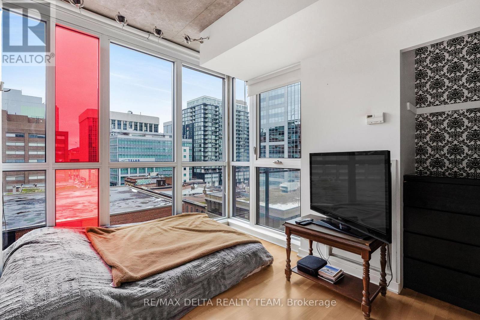 809 - 324 Laurier Avenue W