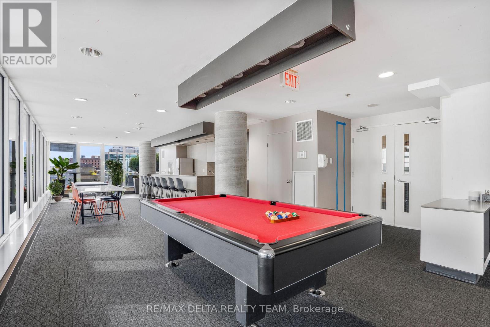 809 - 324 Laurier Avenue W