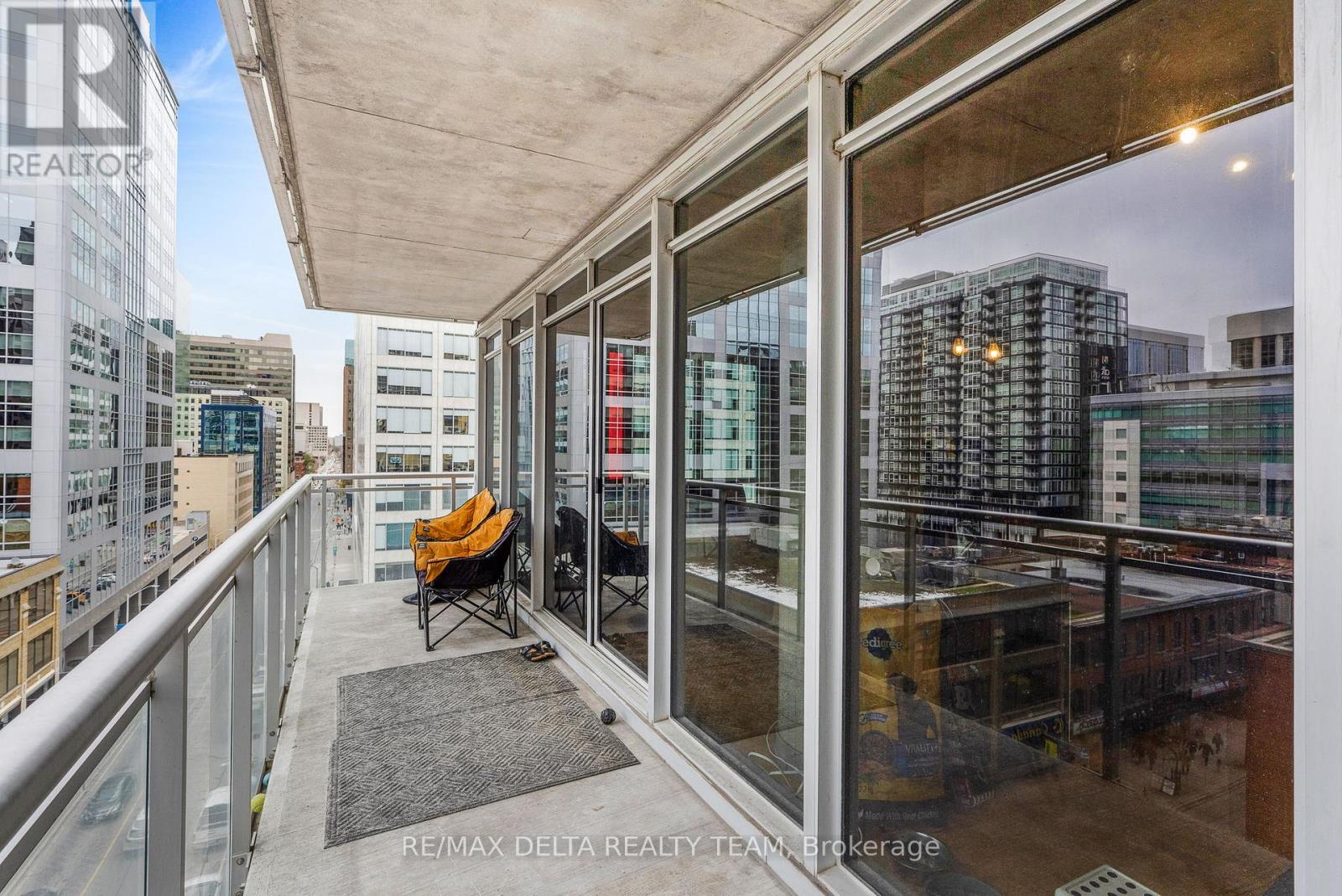 809 - 324 Laurier Avenue W