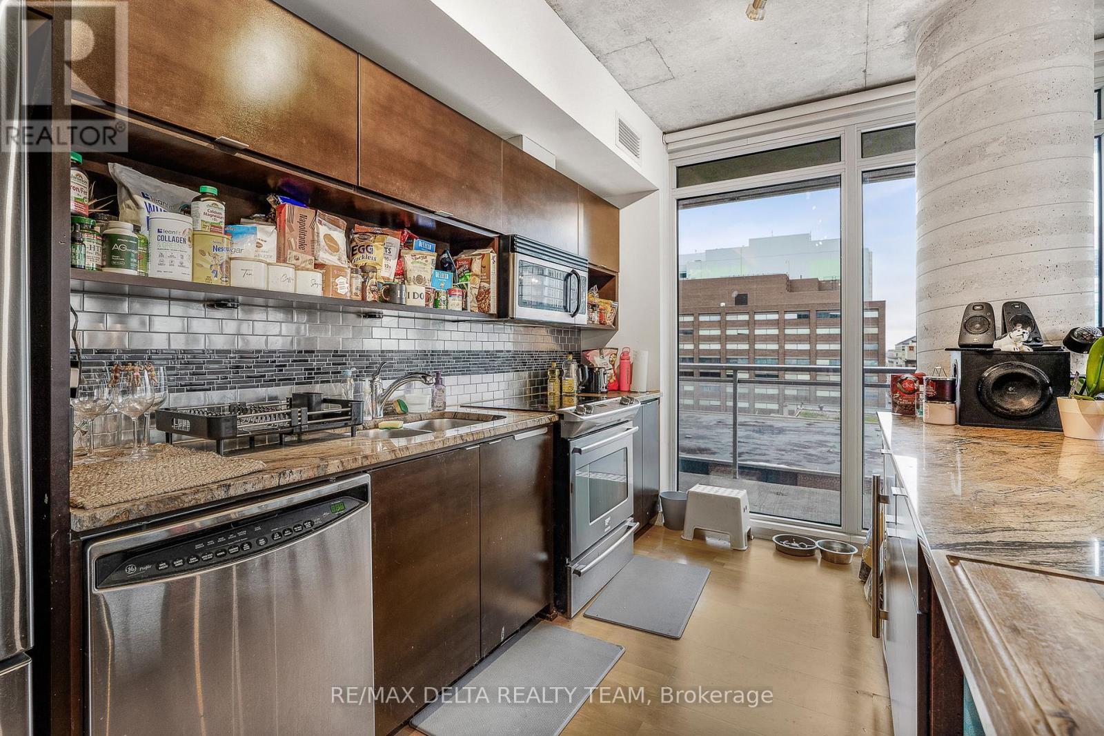 809 - 324 Laurier Avenue W