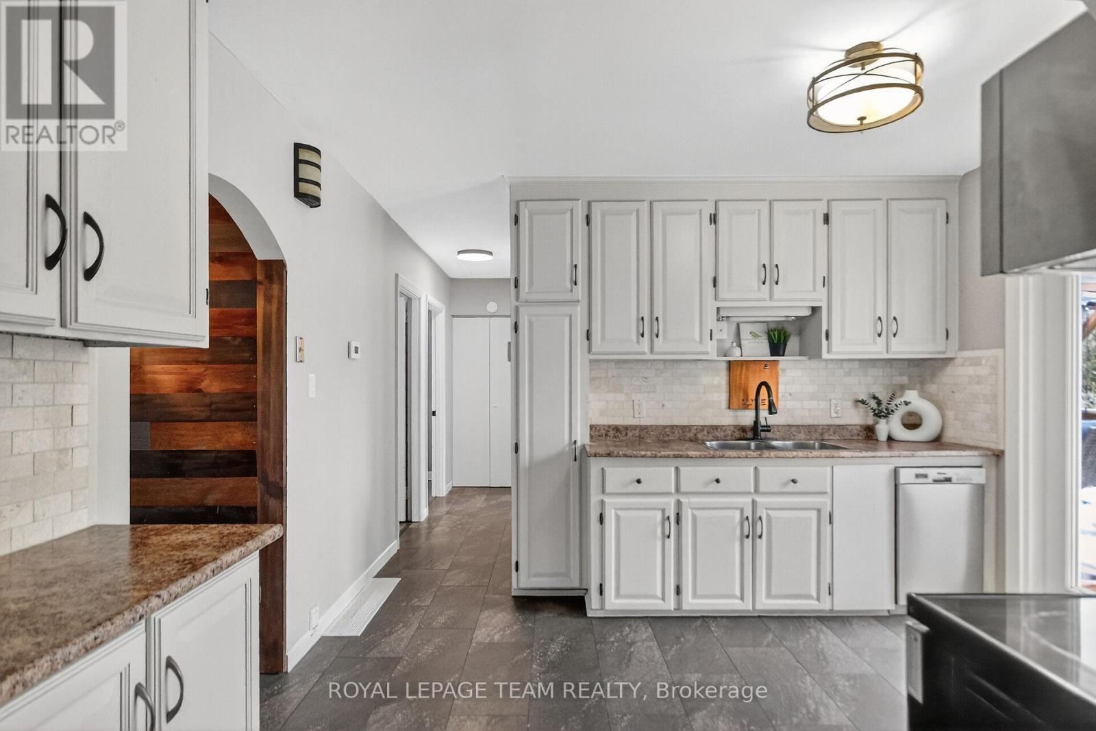 401 Clothier Street W