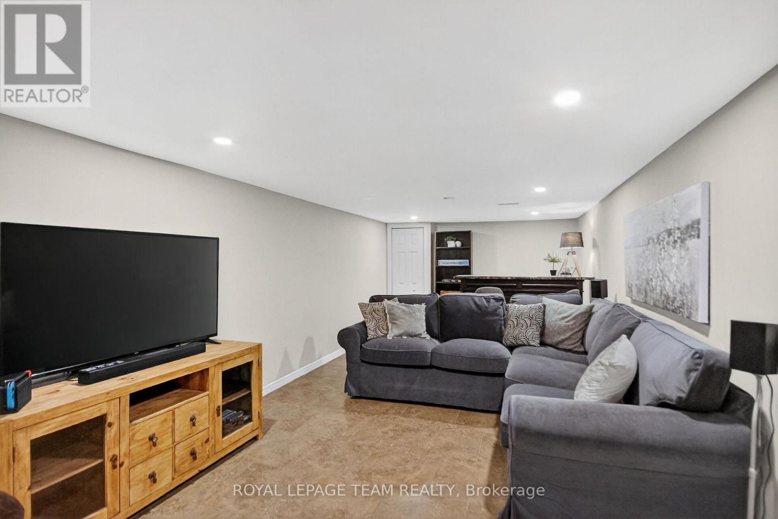 401 Clothier Street W