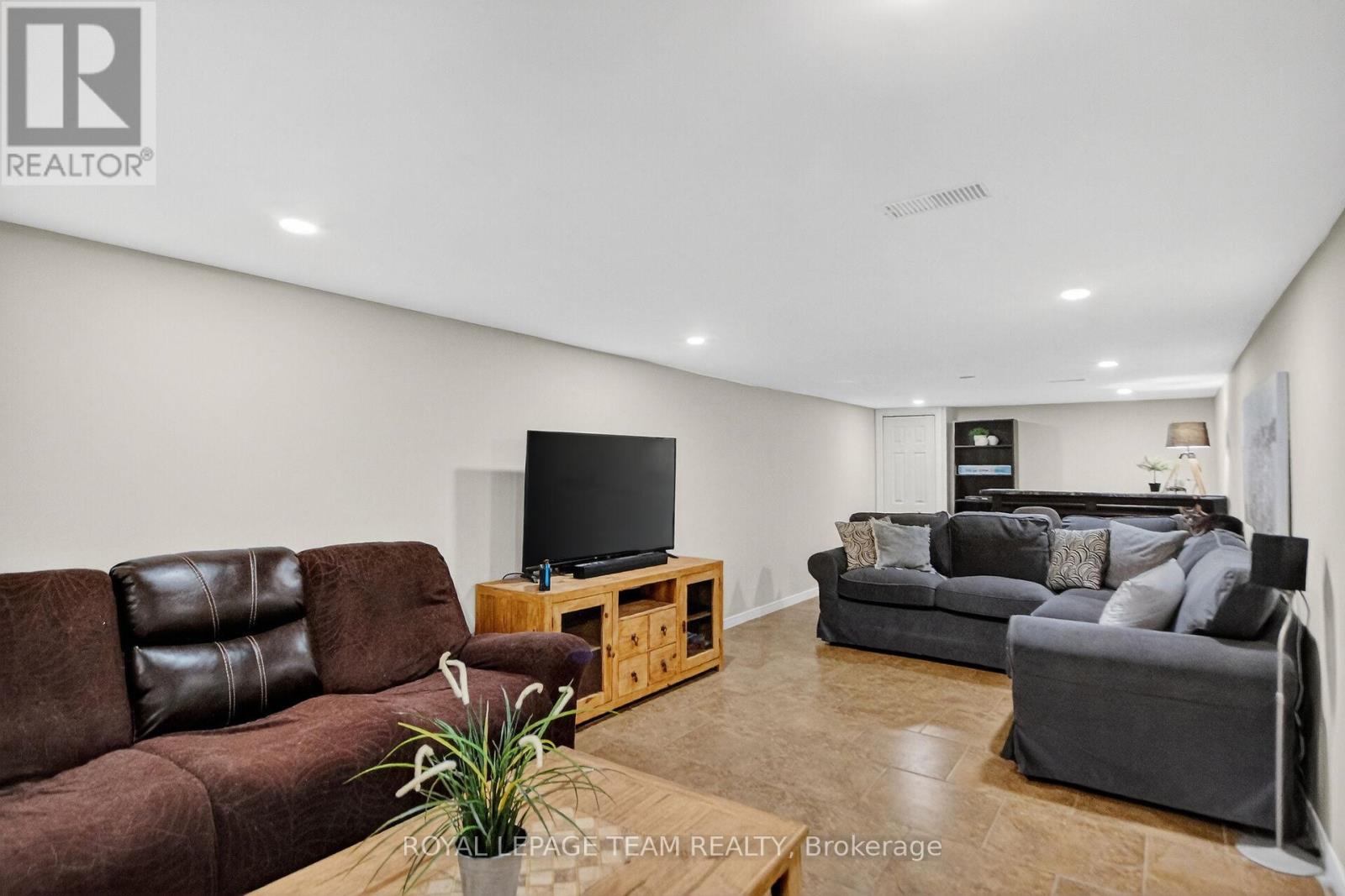 401 Clothier Street W