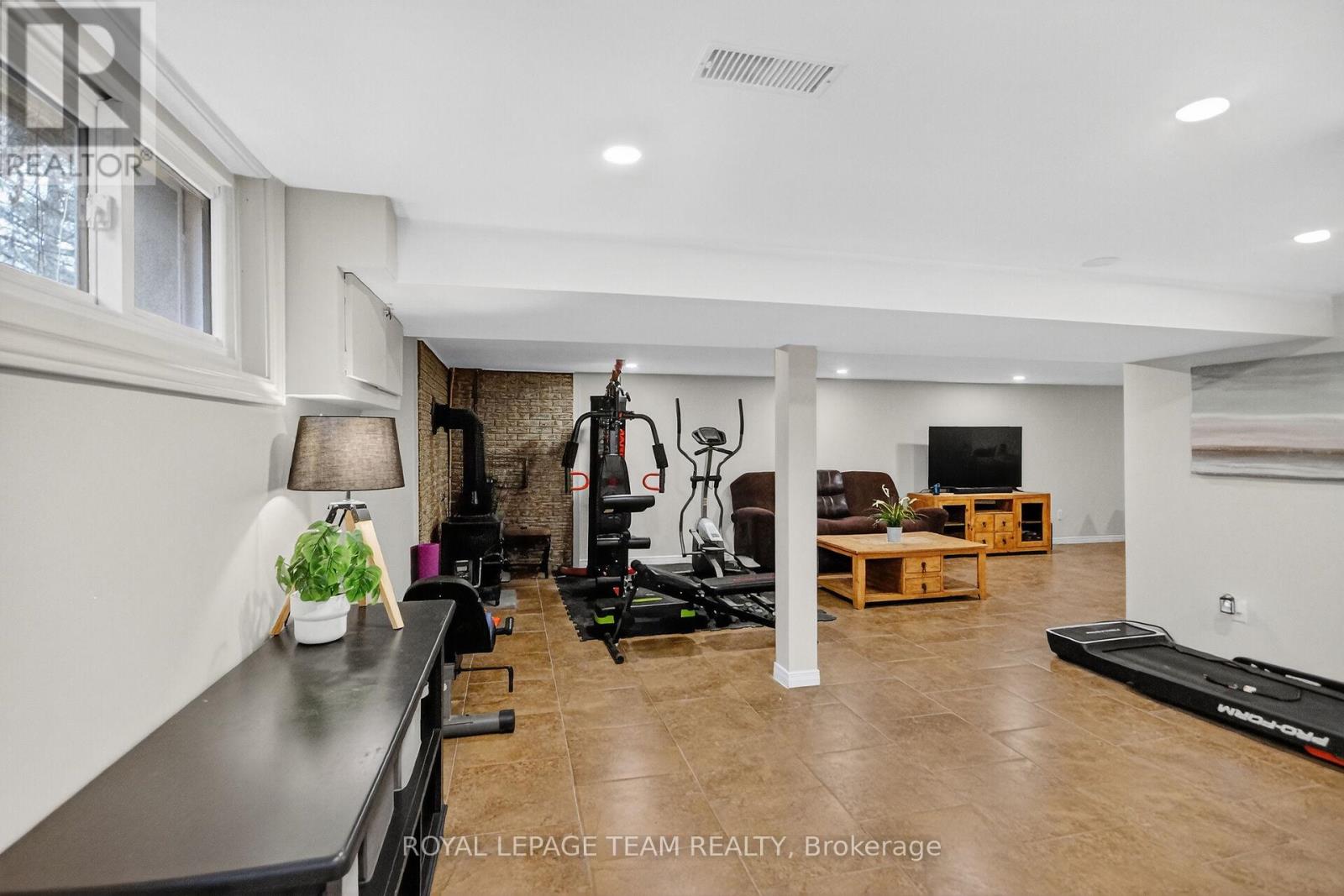 401 Clothier Street W