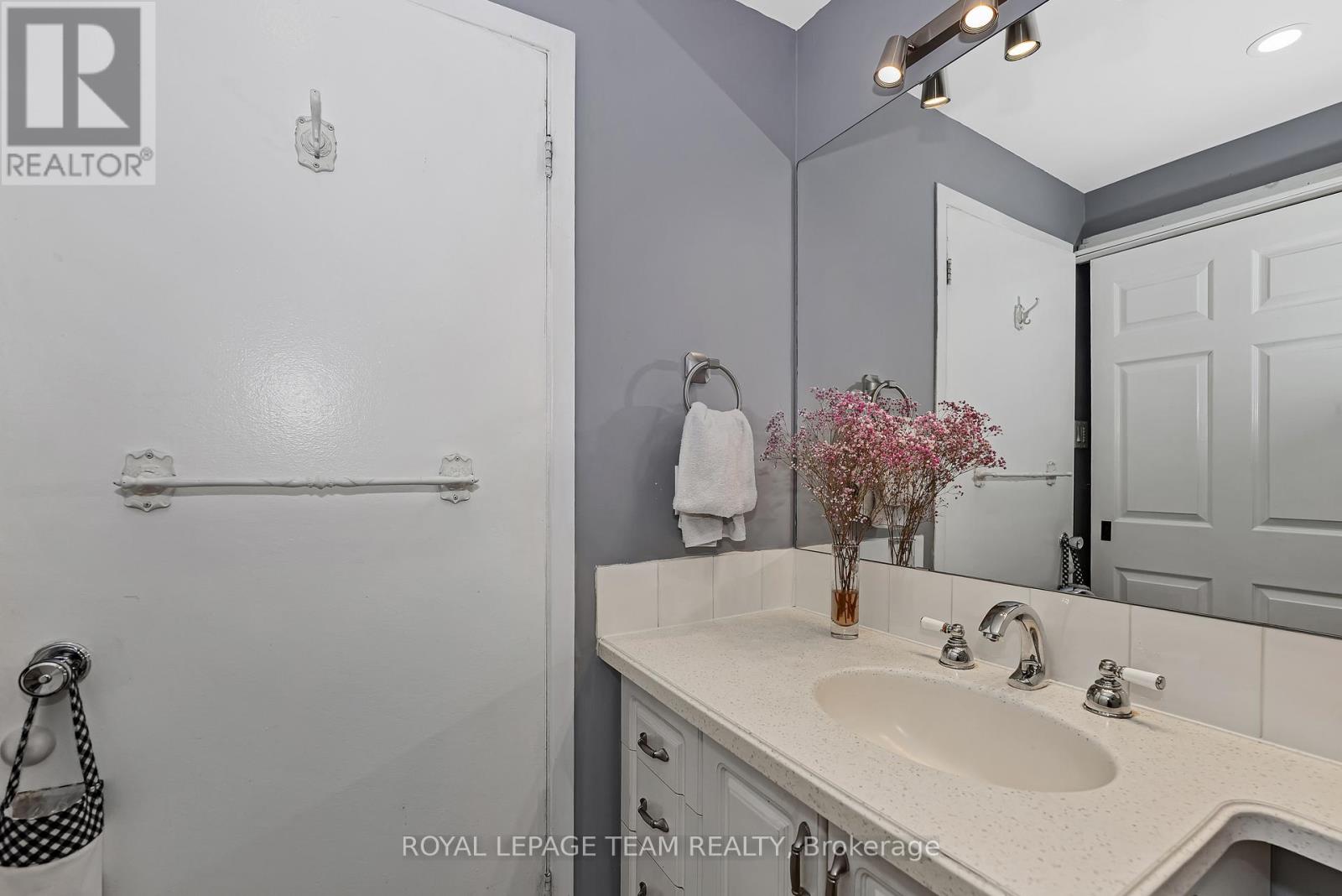 1095 Ambleside Drive