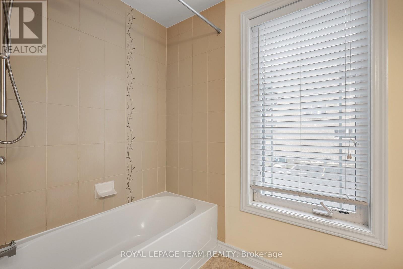 4 - 385 Paseo Private