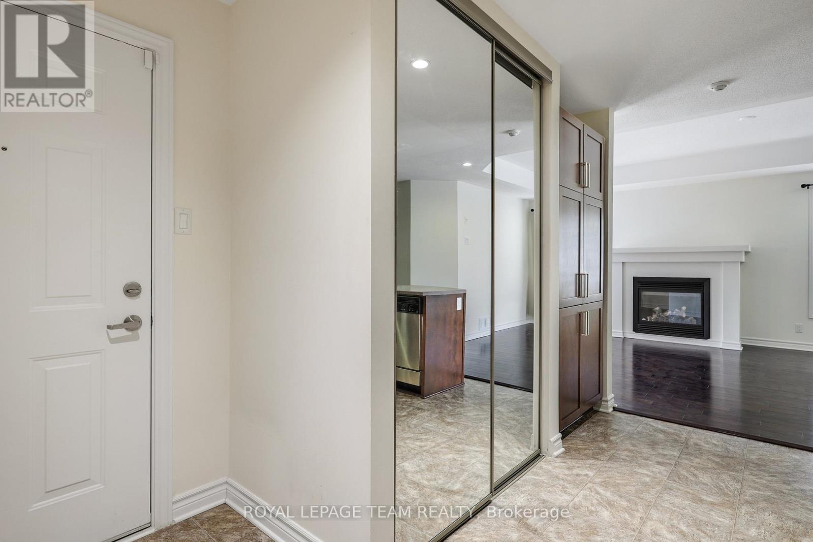 4 - 385 Paseo Private