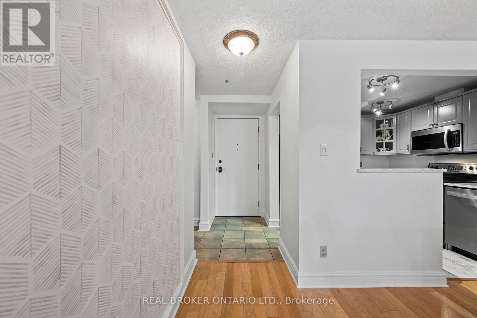 106 - 1 Rosamond Street E