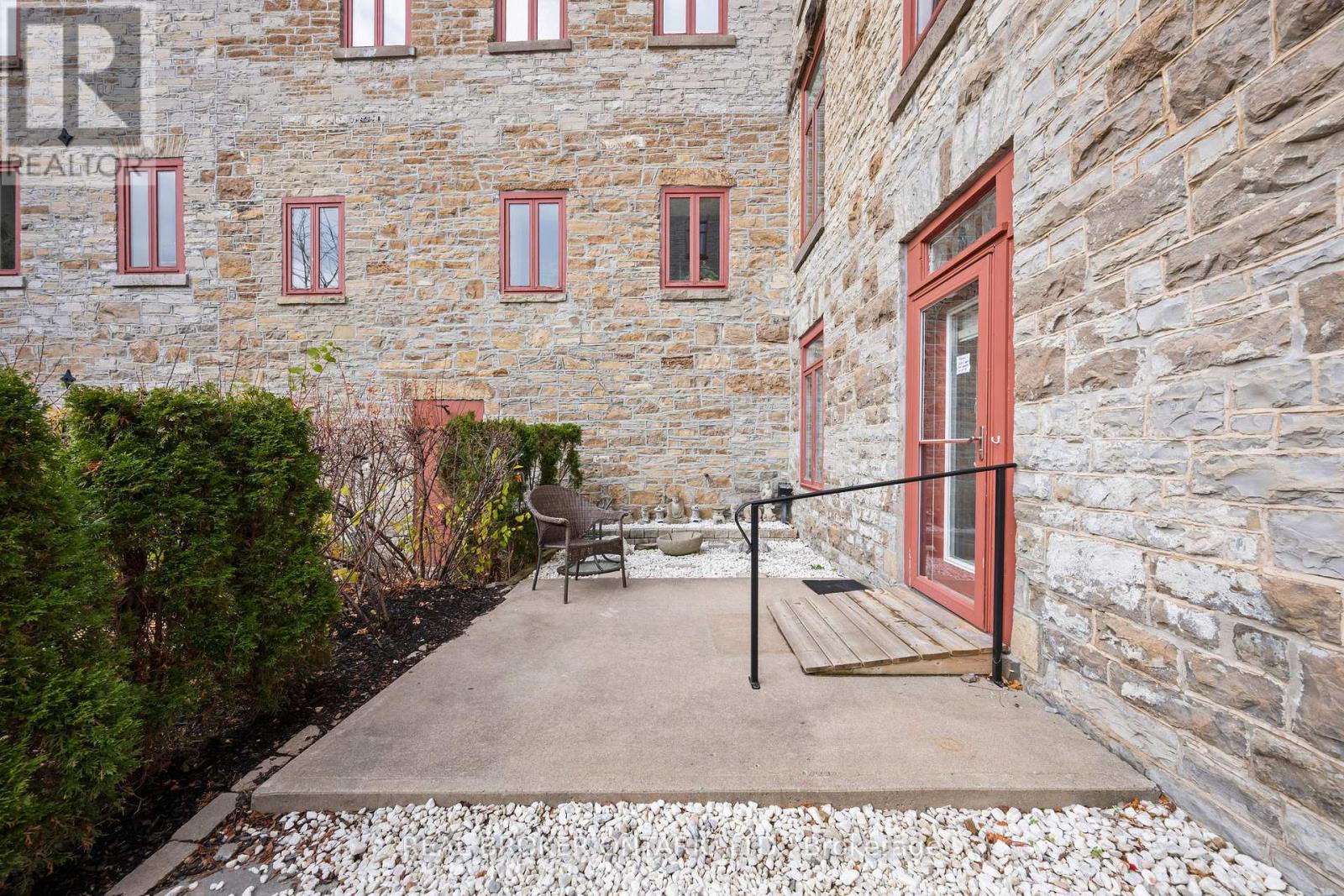 106 - 1 Rosamond Street E