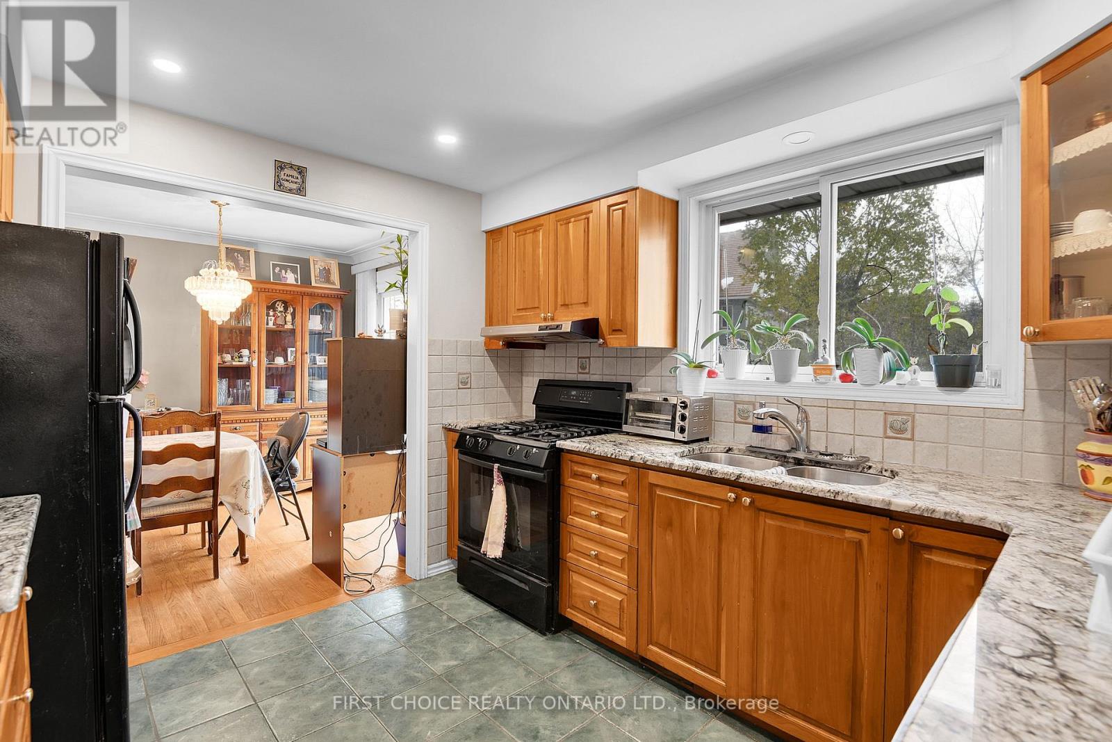 22 Meadowlands Drive W