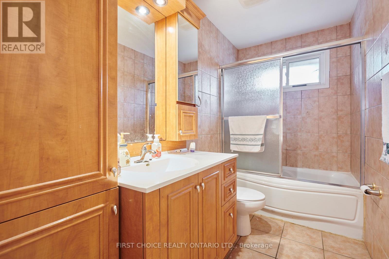 22 Meadowlands Drive W