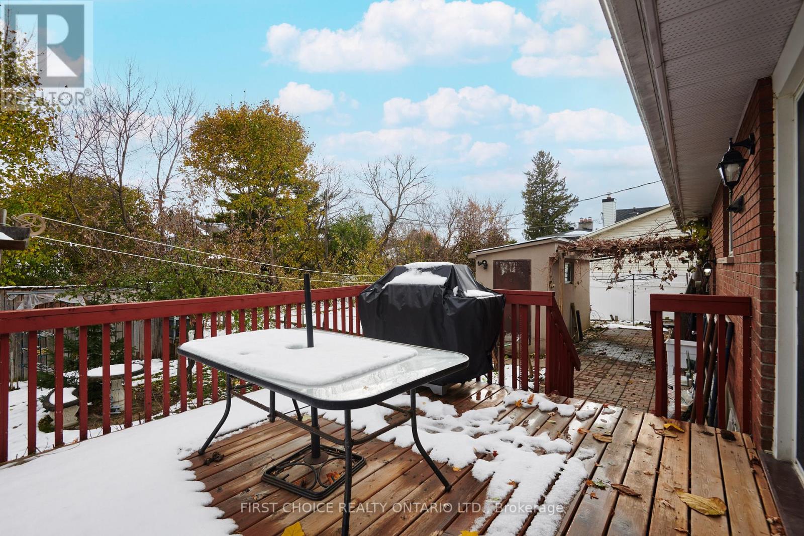 22 Meadowlands Drive W