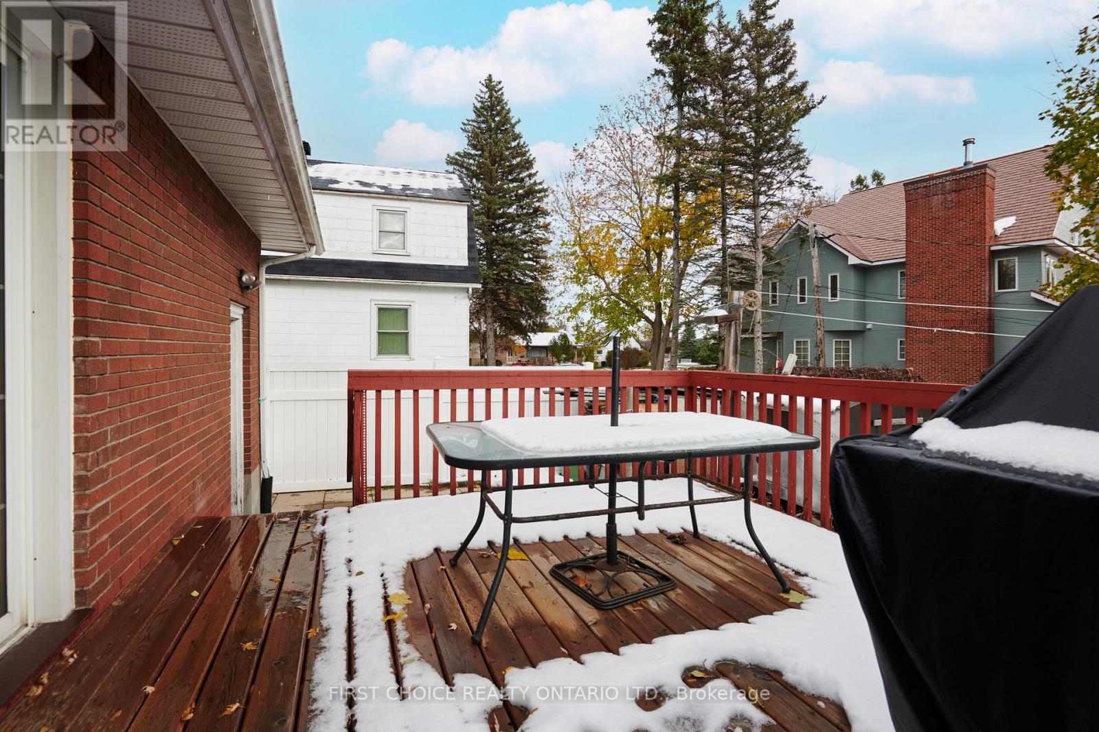 22 Meadowlands Drive W