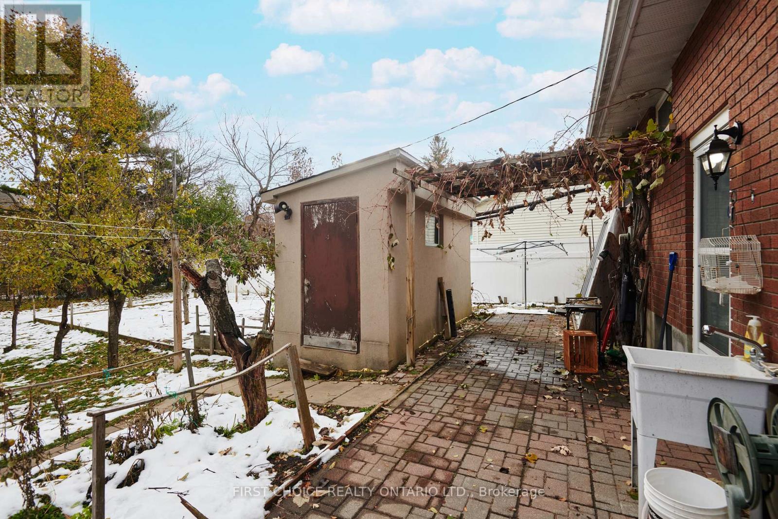 22 Meadowlands Drive W