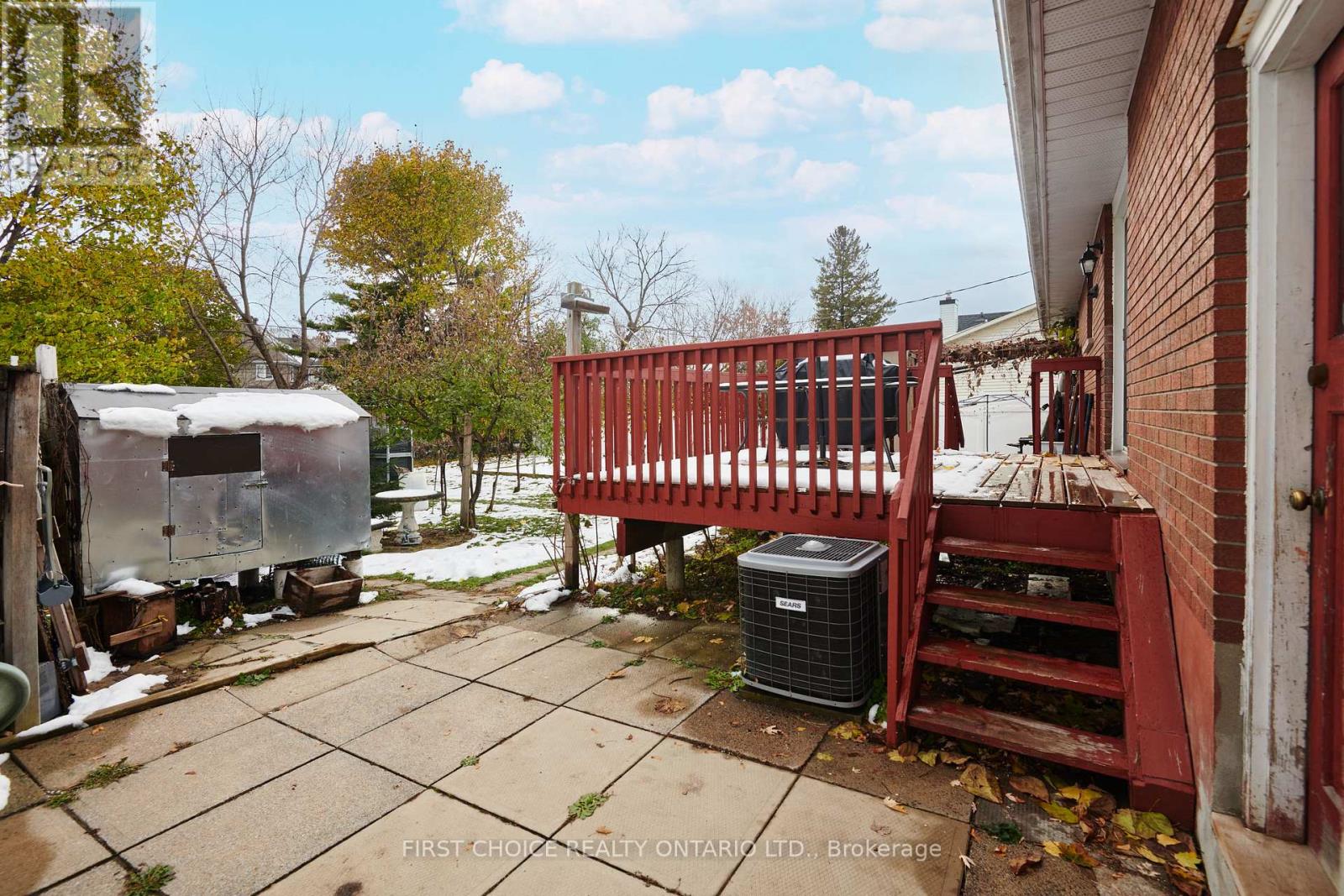 22 Meadowlands Drive W