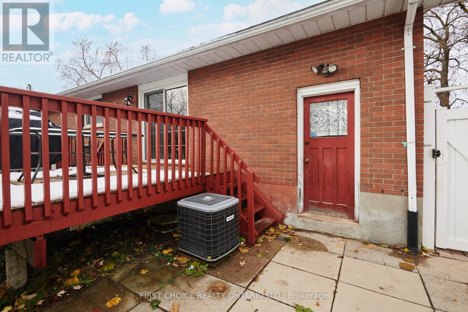 22 Meadowlands Drive W