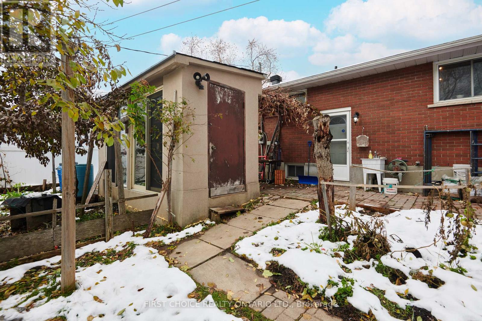 22 Meadowlands Drive W