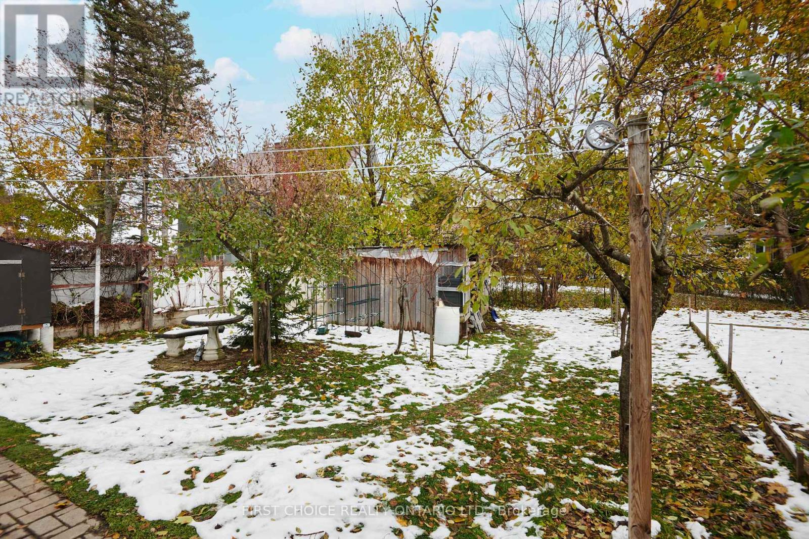 22 Meadowlands Drive W