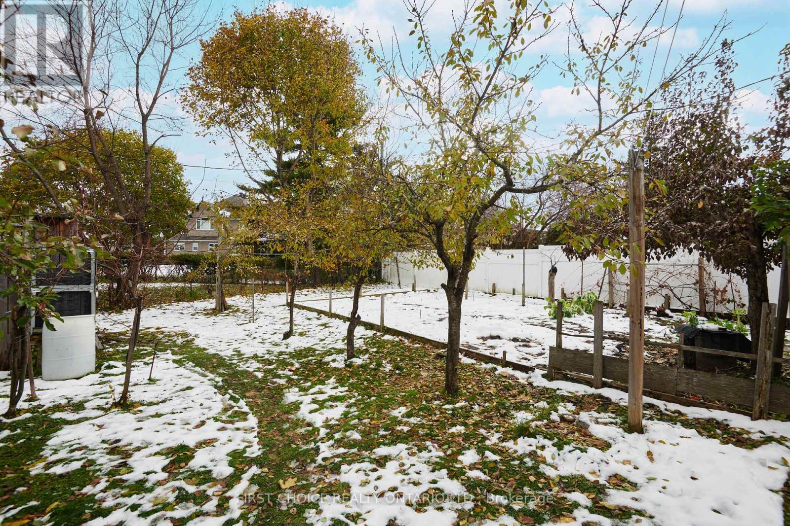 22 Meadowlands Drive W