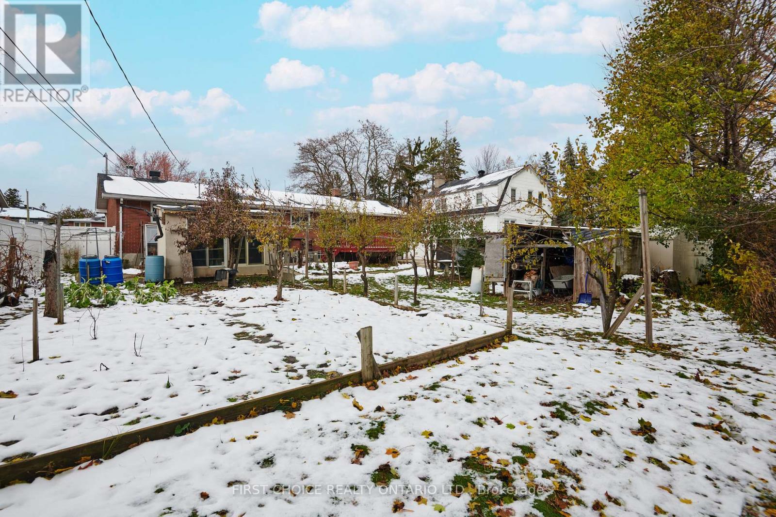 22 Meadowlands Drive W